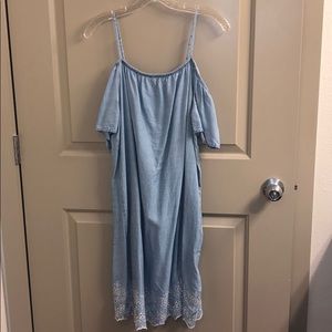 Dress with an off the shoulder sleeve look